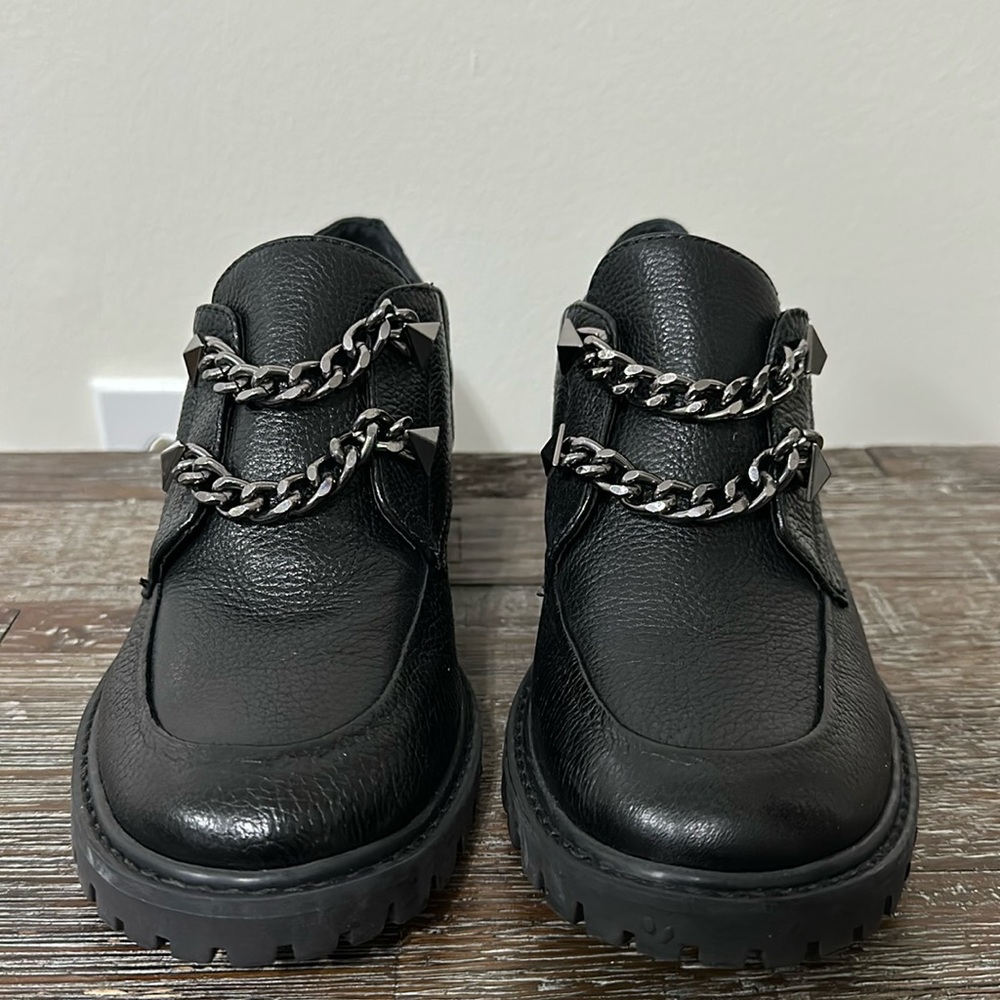 Women’s Schutz Lug Sole Ruteh Loafer Black Leather Gunmetal chain detail US 7.5